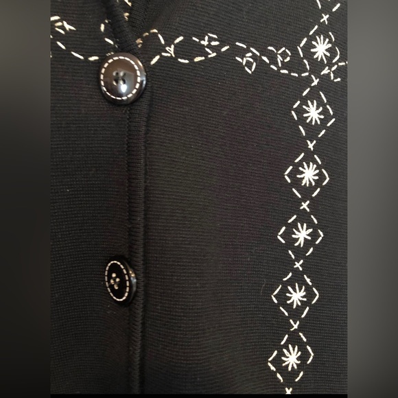 VINTAGE Wool knit blazer with embroidered pattern and lovely buttons - Picture 3 of 4